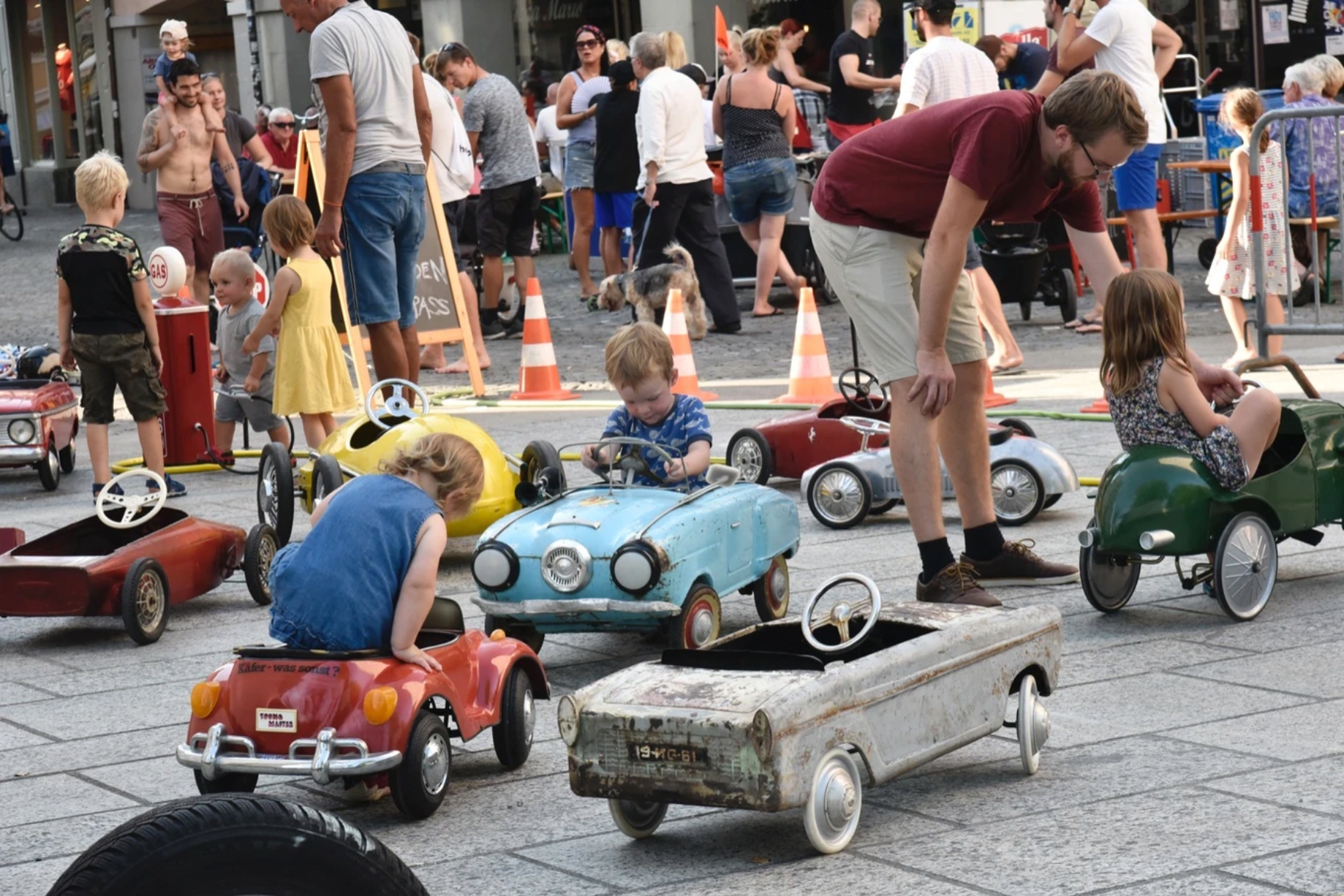 Tretauto Impressionen, Spiele i de Gass, diverse Kinder mit Tretautos in der Altstadt