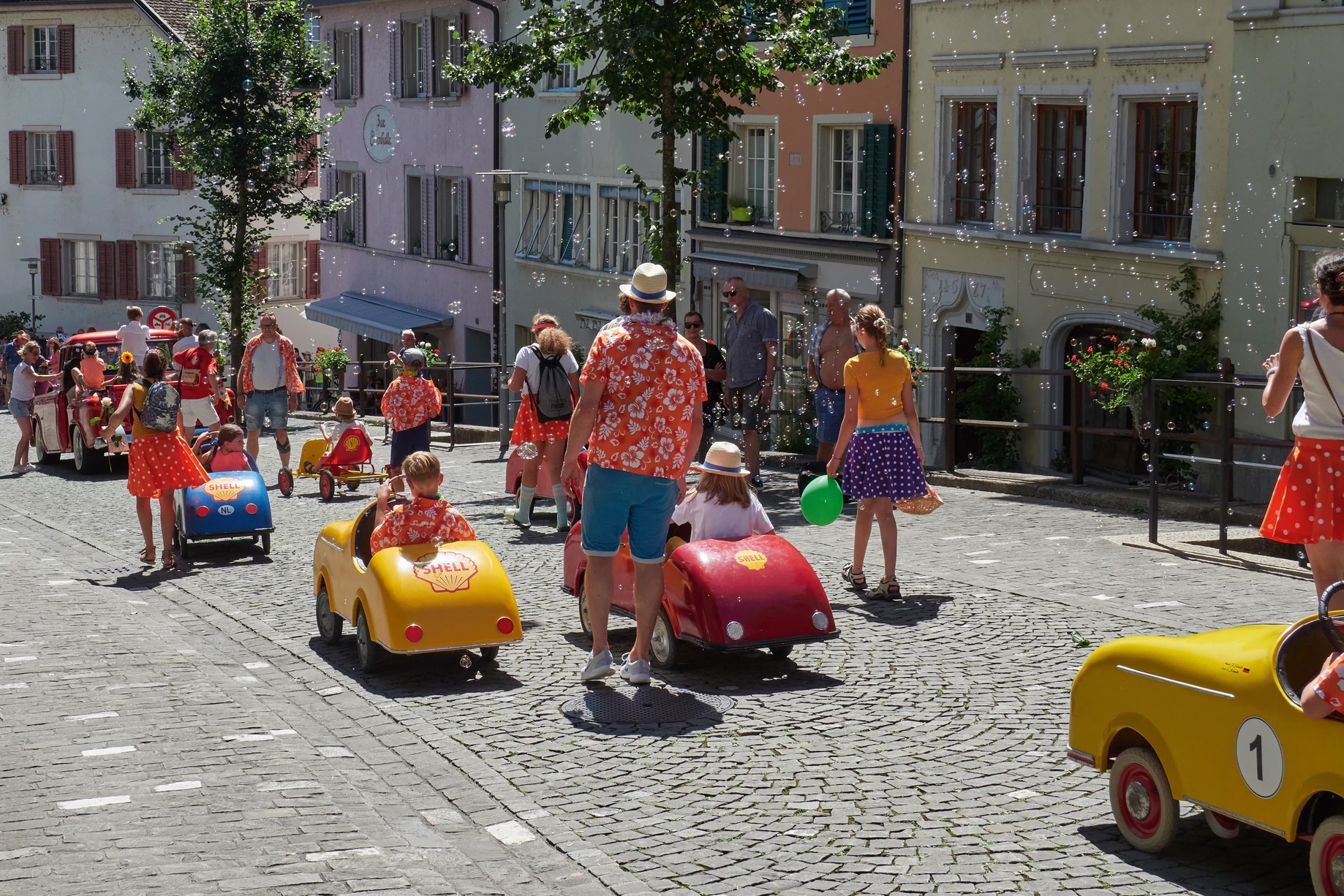 Tretauto Impressionen, Schlager-Rallye 2022, diverse Kinder mit Tretautos in der Altstadt