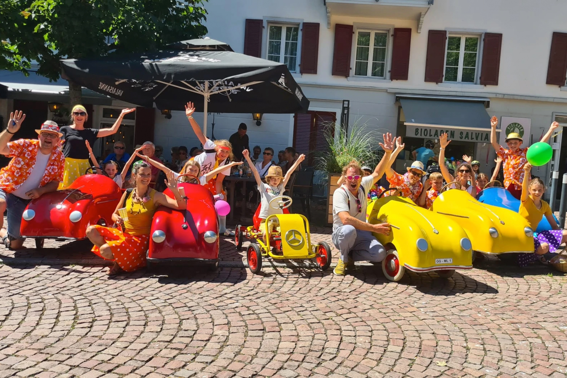 Tretauto Impressionen, Schlager-Rallye 2022, diverse Kinder mit Tretautos in der Altstadt